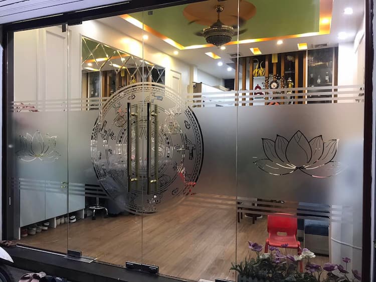 mẫu decal dán kính cửa ra vào