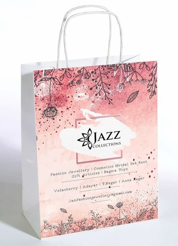 Dùng logo, màu sắc và các thông tin làm nổi bật túi giấy