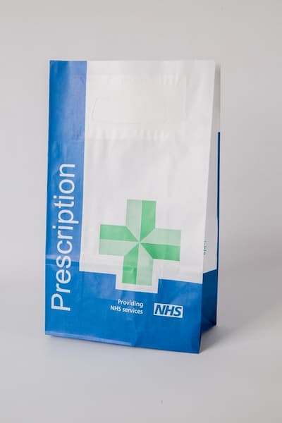 Túi giấy nhỏ màu xanh trắng phù hợp cho ngành y