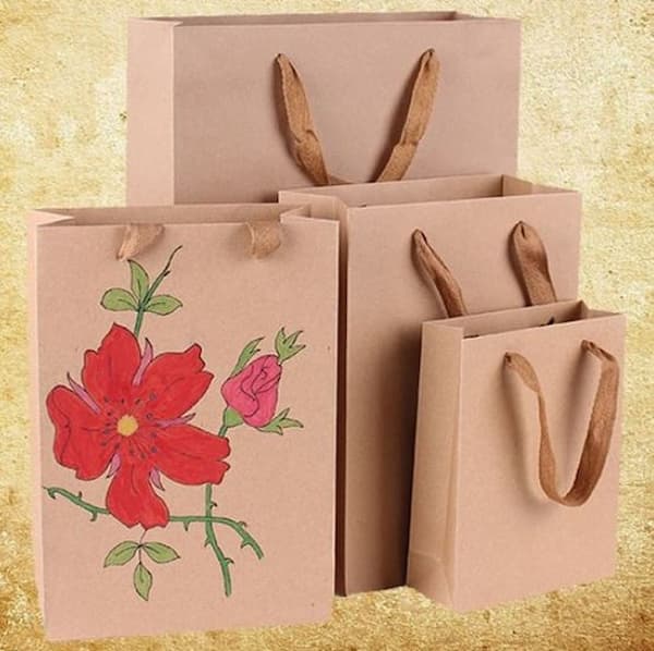 Sử dụng nét vẽ bông hoa đơn giản trang trí túi giấy lạ mắt
