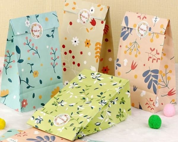 Trang trí túi giấy có nắp bằng nhiều họa tiết đẹp mắt, dùng thêm tem dán tạm thời niêm phong
