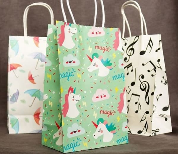 Hình ảnh ngựa một sừng trên túi giấy thu hút người dùng