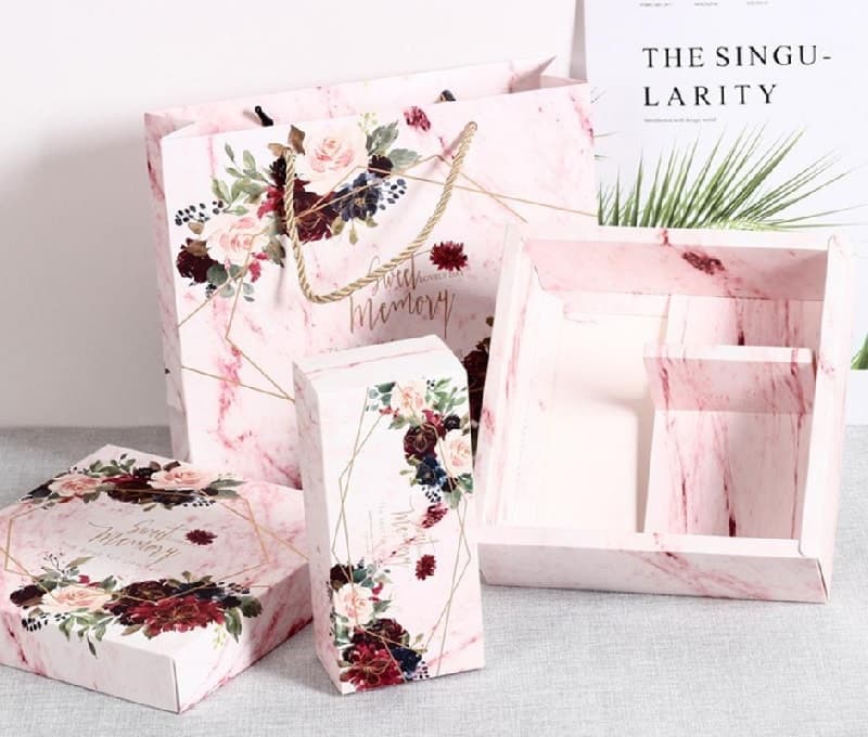 Màu sắc và họa tiết ấn tượng kết hợp hài hòa tạo thành bộ nhận diện thương hiệu bắt mắt tui-giay-dung-my-pham