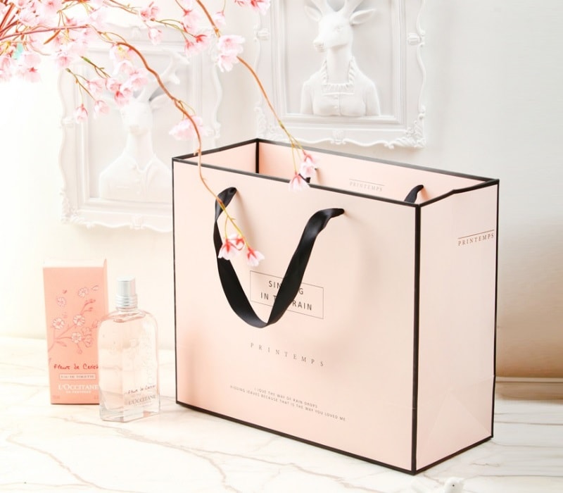 Mẫu túi lớn kết hợp các đường viền đen tạo cho túi sự tinh tế, trang nhã, rất thích hợp dùng đựng mỹ phẩm tui-giay-dung-my-pham