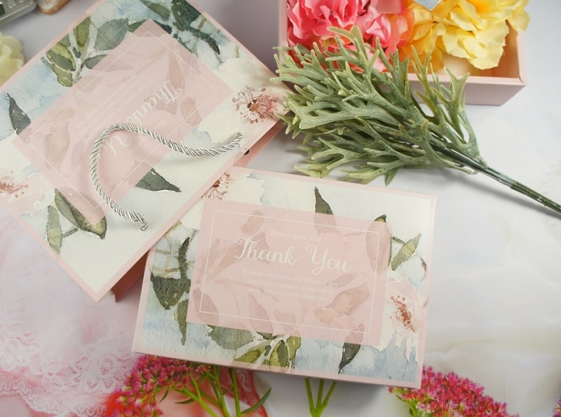 Nhiều họa tiết về cây lá thể hiện dòng mỹ phẩm thân thiện, an toàn khi sử dụng tui-giay-dung-my-pham