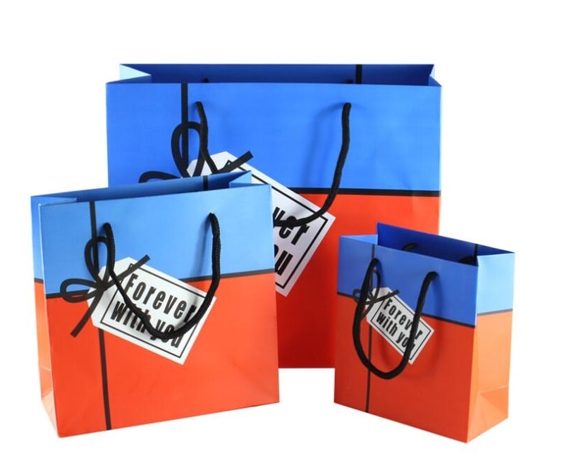 Sử dụng họa tiết 2 màu đơn giản nhưng không làm khô cứng chiếc túi tui-giay-dung-my-pham