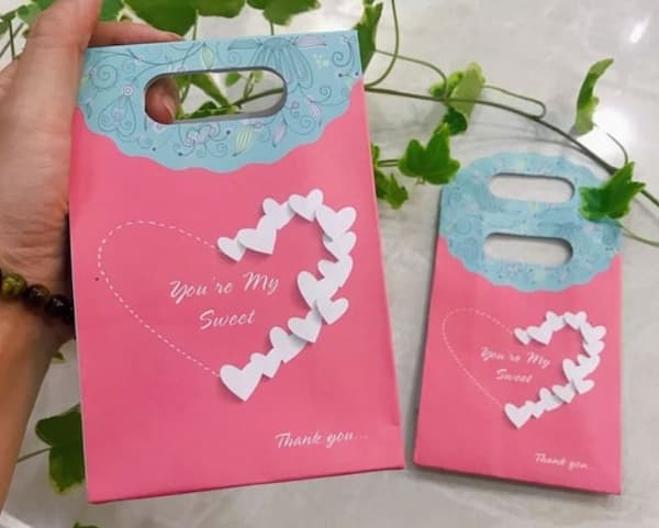 Trang trí một nửa trái tim tạo điểm nhấn cho túi giấy
