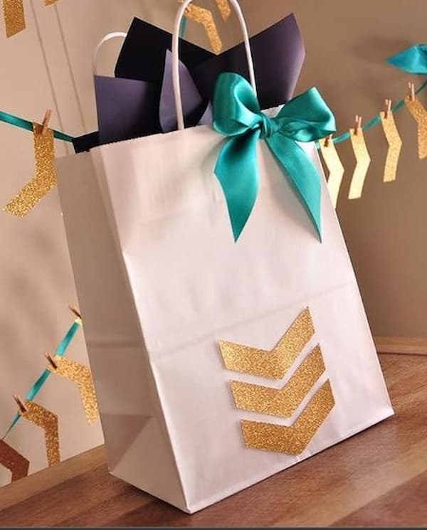 Dùng nơ để trang trí túi giấy tôn lên sự sang trọng