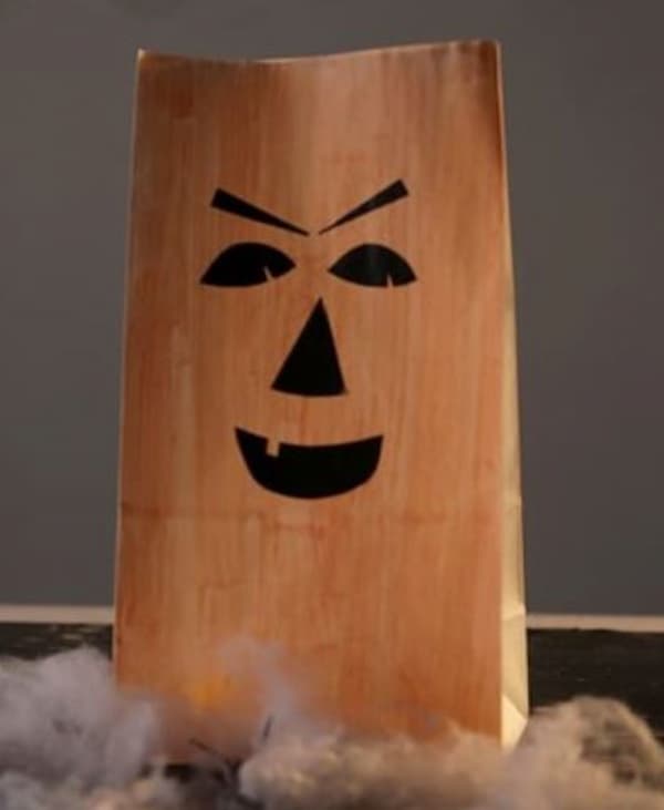 Dùng mặt cười quỷ dị trang trí túi giấy dùng trong halloween