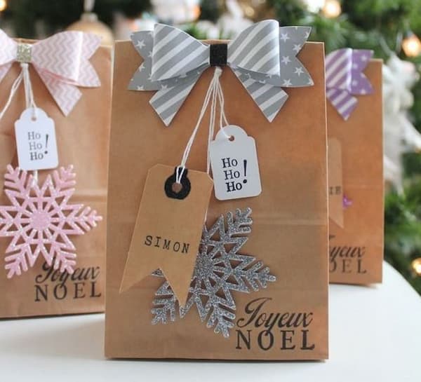 Dùng nơ trang trí túi giấy dùng trong lễ noel