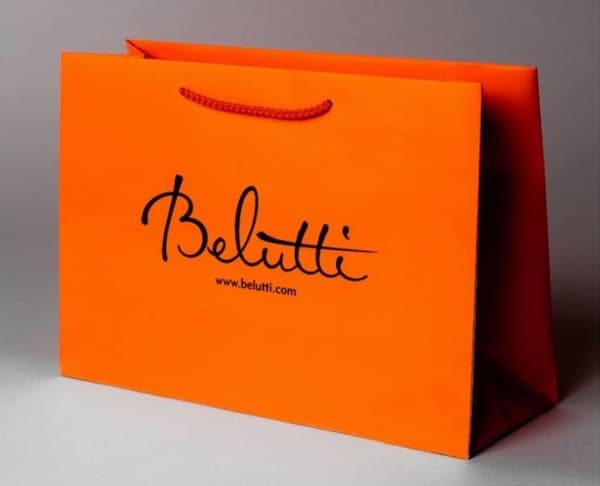 Mẫu túi giấy sang trọng dùng nền cam làm nổi bật logo