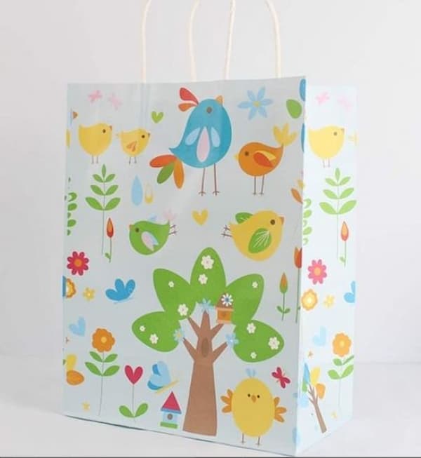 Sử dụng hình ảnh chim và cây cối để trang trí làm đẹp túi giấy