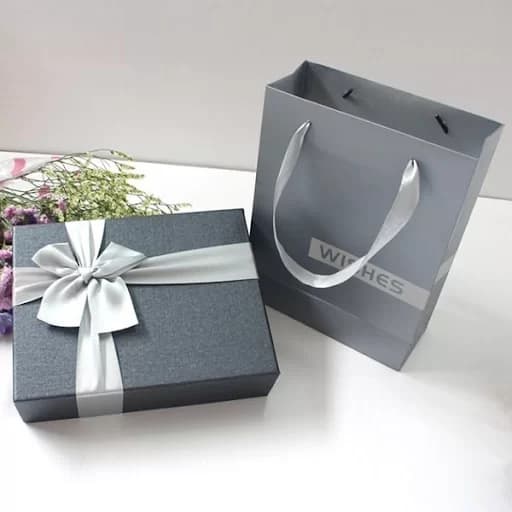 Hộp giấy gói quà đi kèm với túi giấy, cả hai đều nâng cao giá trị và ý nghĩa của món quà hop-giay-goi-qua