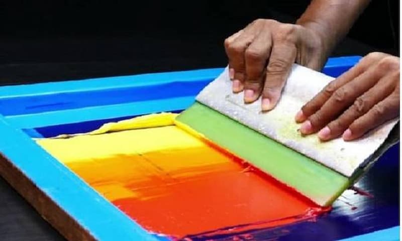 Minh họa công việc in lụa, giải đáp cho câu hỏi in lưới là gì? in-lua