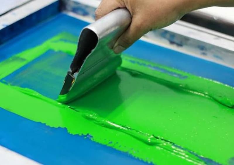 Khi dùng phương pháp in lụa gia công cần phải sử dụng nhân công có tay nghề tốt in-lua-tren-giay