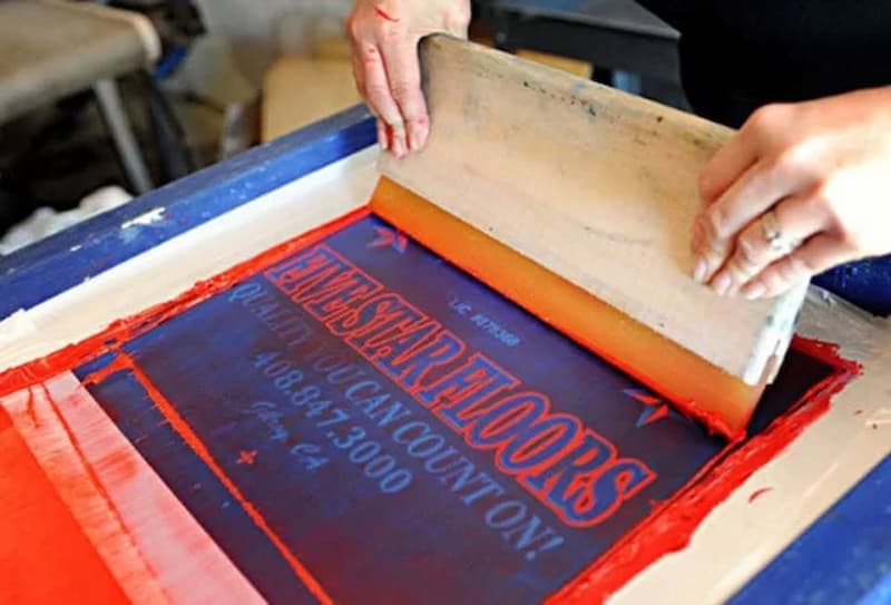 Kỹ năng in lụa trên giấy của người thợ làm thủ công bằng tay xuong-in-lua